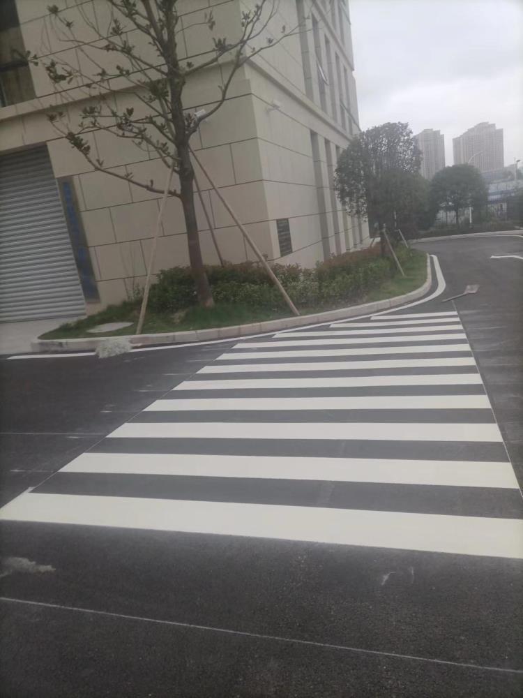 重庆雨夜道路标线热熔油漆山路厂区停车场划线