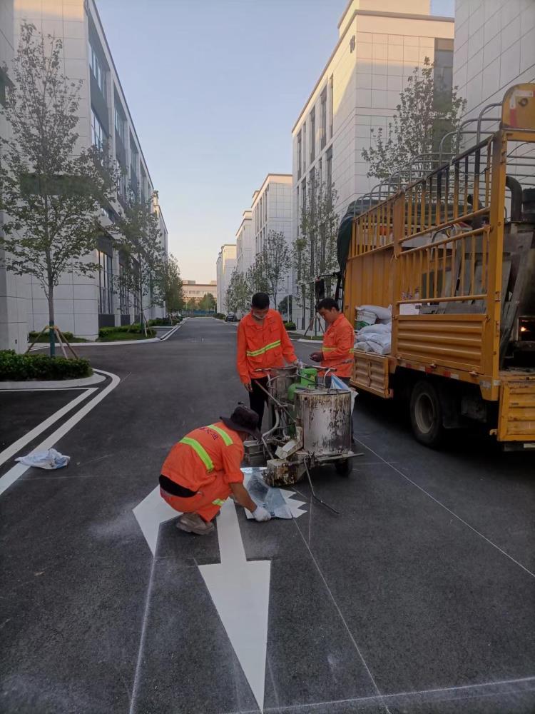 重庆雨夜道路标线热熔油漆山路厂区停车场划线